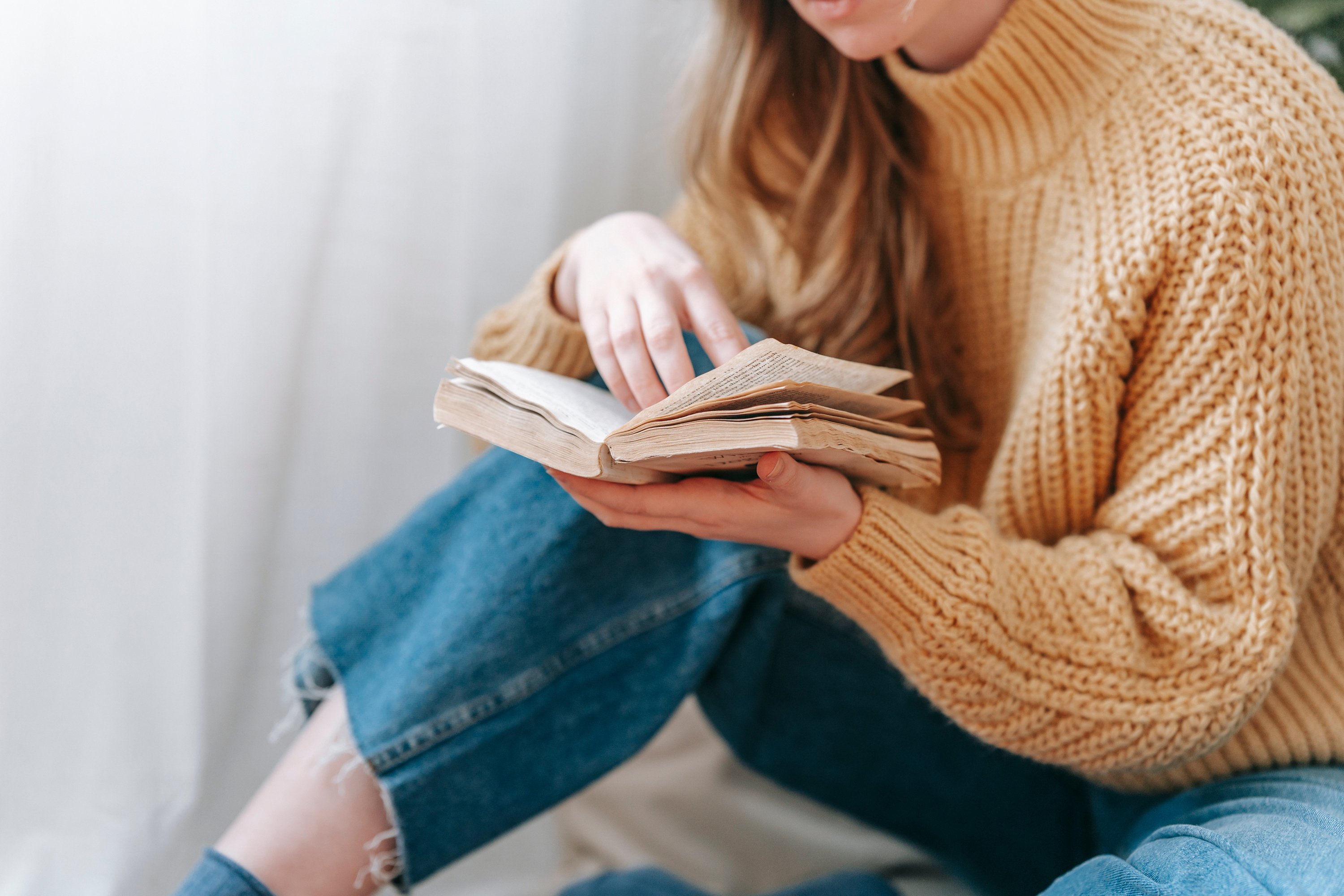 Woman sitting and reading book